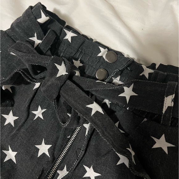 Black and white star paper bag shorts with buttons and a tie belt - Picture 2 of 2